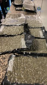 Fotografiere: Cetățean albanez reținut cu 22 kg de canabis ascunși într-un troler adus pe ruta Atena-București cu avionul