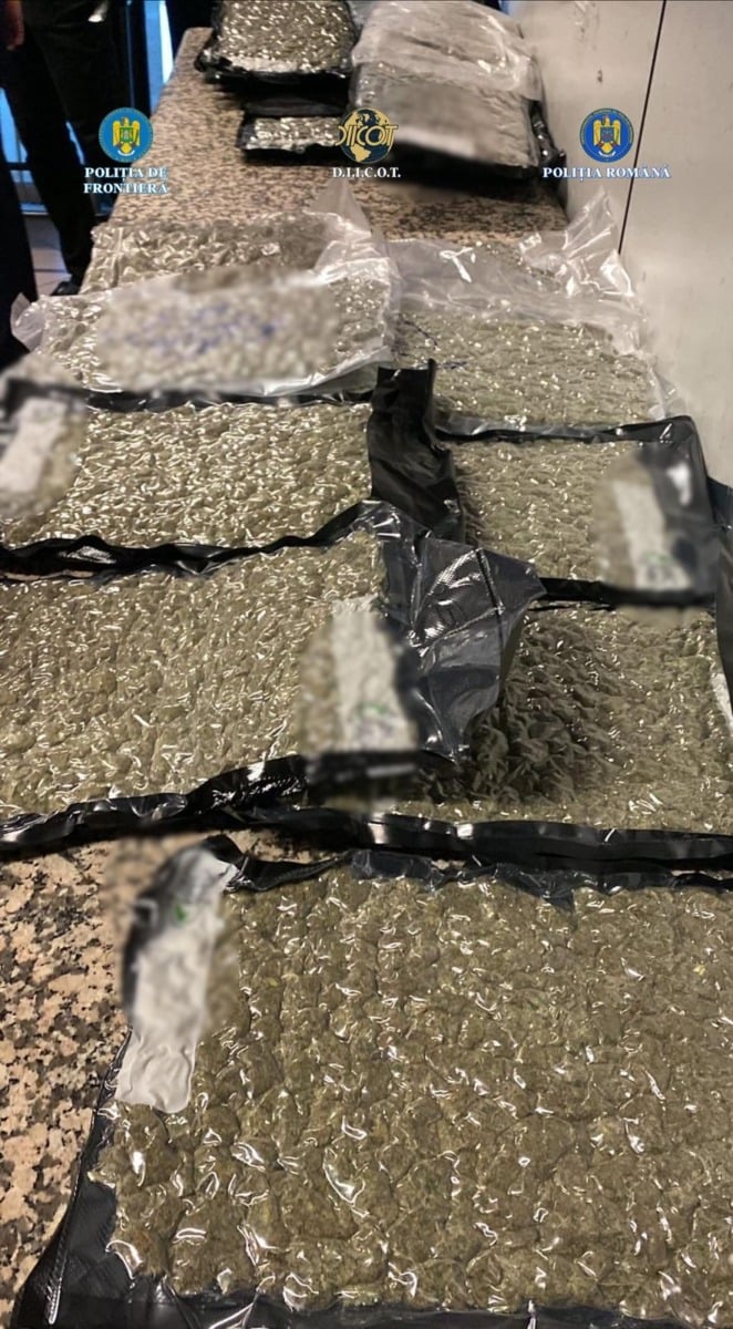 Fotografiere: Cetățean albanez reținut cu 22 kg de canabis ascunși într-un troler adus pe ruta Atena-București cu avionul