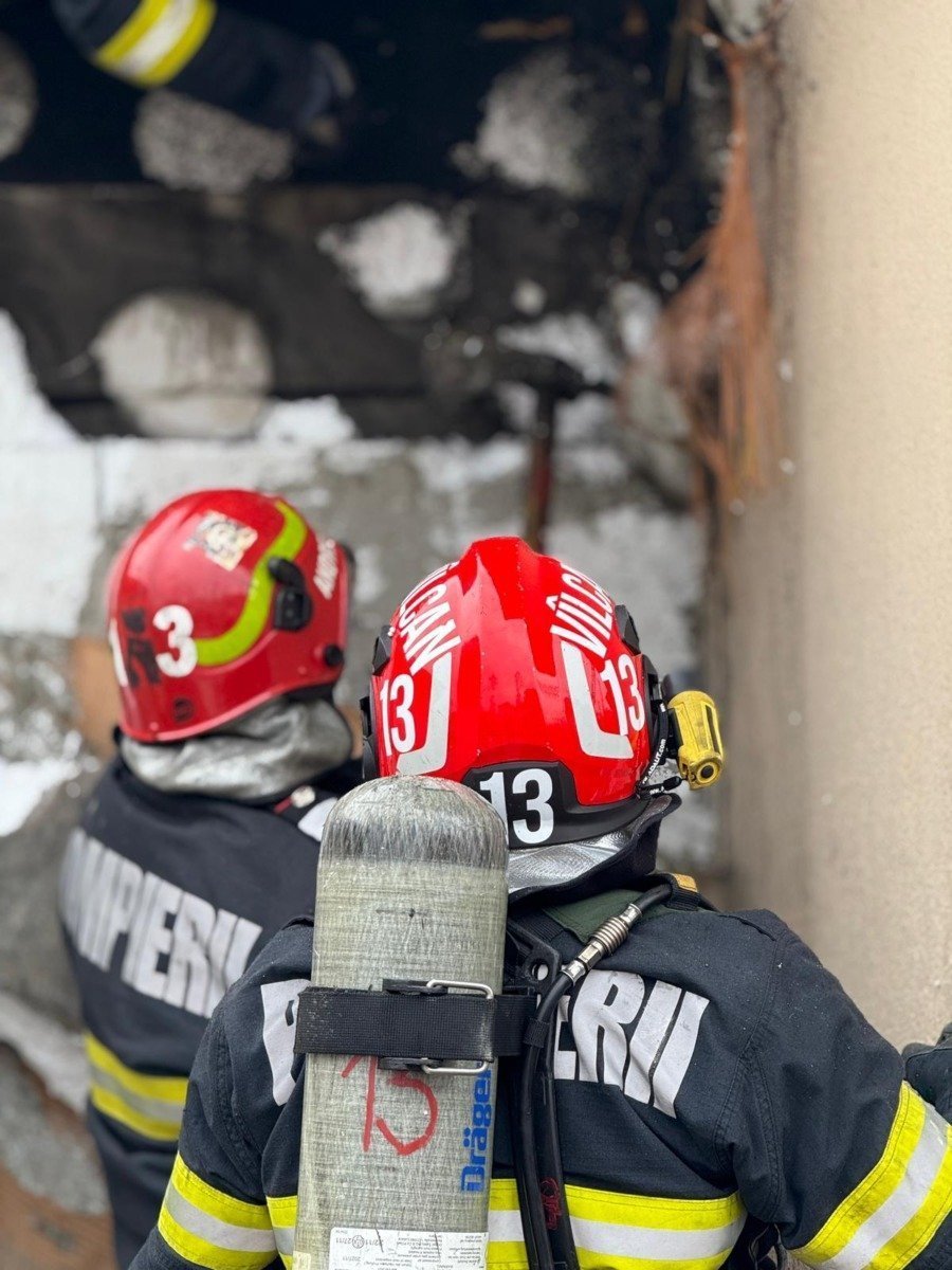 Intervenție la un bloc din Caracal din cauza mirosului de gaz; 59 de locatari, din trei scări, evacuați preventiv; o persoană transportată la spital