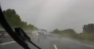 Accident pe A1 după ce șoferul pierde controlul autoutilitarei