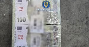 Iată o versiune reformulată a titlului: “Suma uriașă de bani presupus a fi falsificată era de fapt o recuzită pentru producții cinematografice. Cum justifică Autoritățile de ordine publică confiscarea acestor “fonduri””