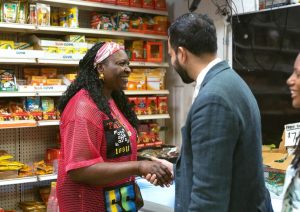 Zohran Mamdani, candidatul de stânga pentru funcția de primar al New York-ului, vorbește despre importanța accesului la alimente la prețuri rezonabile în campania sa electorală din noiembrie