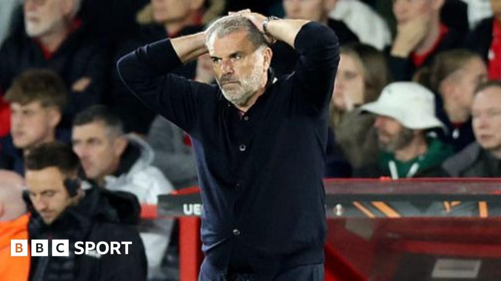 Echipele Nottingham Forest si Midtjylland s-au confruntat in Europa League, meciul terminandu-se cu scorul de 2-3 in favoarea lui Midtjylland. Antrenorul Ange Postecoglou se confrunta cu nemultumirea fanilor dupa aceasta in fractiune.