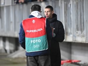 Un jucător de fotbal a izbucnit în furie după meci și a atacat violent un fotograf, distrugându-i echipamentul foto. Urmăriți conversația tensionată dintre cei doi.