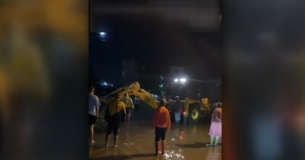 „Imagini cutremurătoare: Ciclonul Barbara lovește coasta românească, inundații masive în Mangalia, ape ajungând până la nivelul genunchiului”