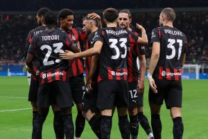 Aici este o reformulare a titlului: “Meciul de fotbal din Serie A intre Milan si Fiorentina – Echipele probabile si unde poti urmari partida pe ecran”. 

Sau inca o varianta: “Confruntarea din Serie A intre Milan si Fiorentina – Componenetele probabile ale echipelor si detalii despre transmisiunea in direct”.