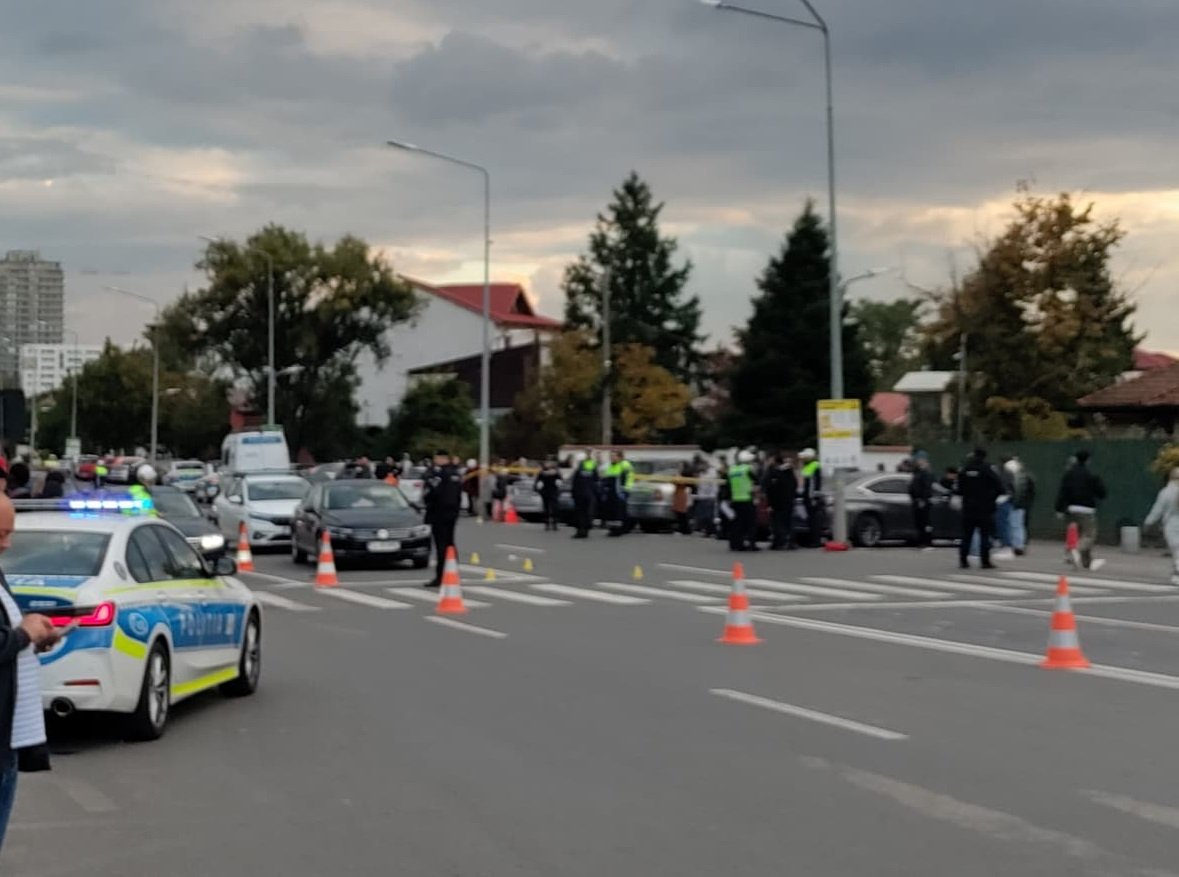 Imagini video: O femeie și un copil în cărucior accidentați pe șoseaua Berceni din București de un autoturism condus de un tânăr; femeia decedată și copilul internat la spital / Ultima oră: Tânărul de 20 de ani a fost arestat