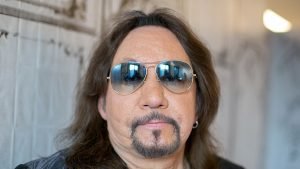 Chitaristul trupei KISS, Ace Frehley, în stare critică din cauza unei hemoragii cerebrale