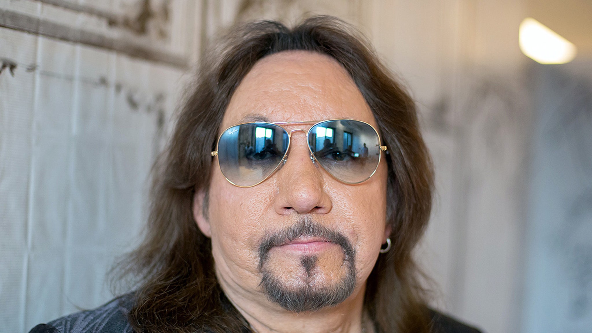 [ad_1] Ace Frehley, chitaristul original al trupei KISS, a fost spitalizat și se află pe suport de viață, conform informațiilor recente
