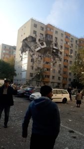 Mediile internaționale acoperă explozia dintr-un imobil din București, care a dus la trei decedați și 13 răniți / Martor: „Am avut impresia că se bombardează zona”