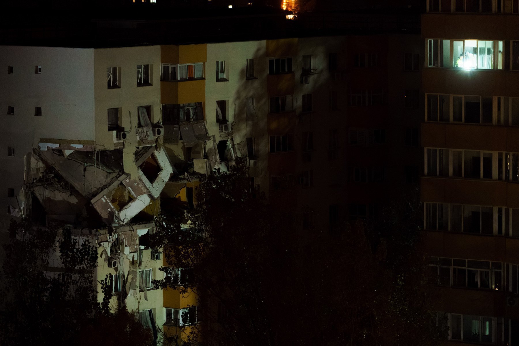 Incendiu în Rahova / Autoritățile din București: Au fost permise accesul în anumite locuințe pentru recuperarea bunurilor personale