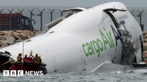 Avion Emirates alunecă pe pistă și cade în mare, două morți