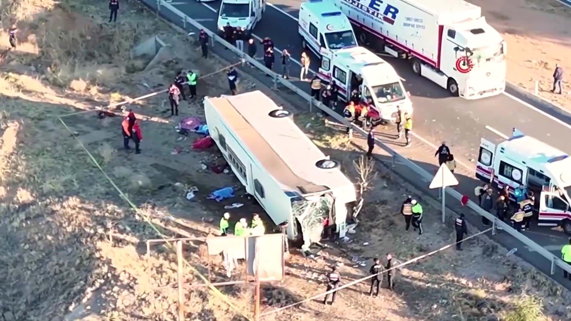 [ad_1] Trei persoane și-au pierdut viața, iar zeci de alți pasageri au fost răniți, mulți grav, într-un accident produs vineri cu un autobuz plin cu muncitori dintr-o fabrică din nord-vestul Serbiei, conform informațiilor oferite de autoritățile locale și preluate de agențiile de știri