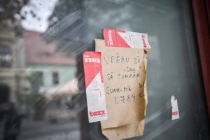 Mesaje incendiare pe casa familiei Iohannis: “Bani înapoi, borfașilor!” și “Vreau să cumpăr, sună-mă”