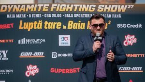 Sportivii de la Dynamite Fighting Show interacționează cu susținătorii în mall, înainte de evenimentul din 24 octombrie.