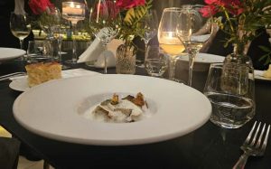 Video: Gustări la o cină „four-hands” pregătită de doi bucătari de renume, unul dintre ei având două stele Michelin și o stea verde pentru sustenabilitate