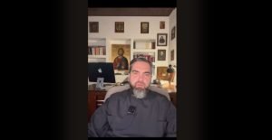 Ciprian Mega, preotul exclus din Biserica Ortodoxă, anunță realizarea unei biserici la Oradea, despre care afirmă că va servi drept paraclis provizoriu pentru comunitatea martiră / Mega, cunoscut pentru acuzații de corupție și relații homosexuale în rândul clericilor, călugărilor și ierarhilor