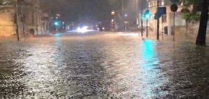 Video: Averse intense în Constanța / Mesaj RO-Alert transmis / Mai multe autoturisme blocate pe drum și locuințe nealimentate cu electricitate