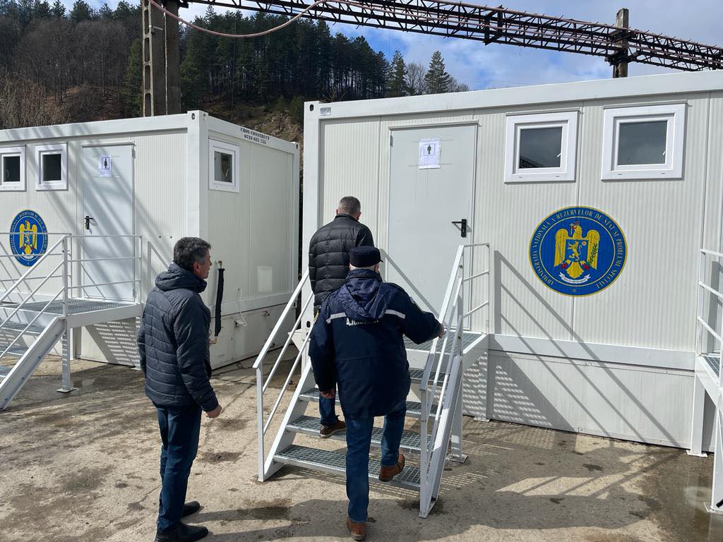 Locuitorii din Aninoasa, impactați de seismele din 2023, încă așteaptă noile case și continuă să locuiască în containere modulare