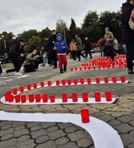 Galerie foto: Peste 100 de oameni au săvârșit un moment de reculegere la Iași pentru victimele de la Spitalul “Sfânta Maria” / “Nosocomialele, un neam ucis”, mesajul luminos de la evenimentul organizat de grupurile Declic și RESET