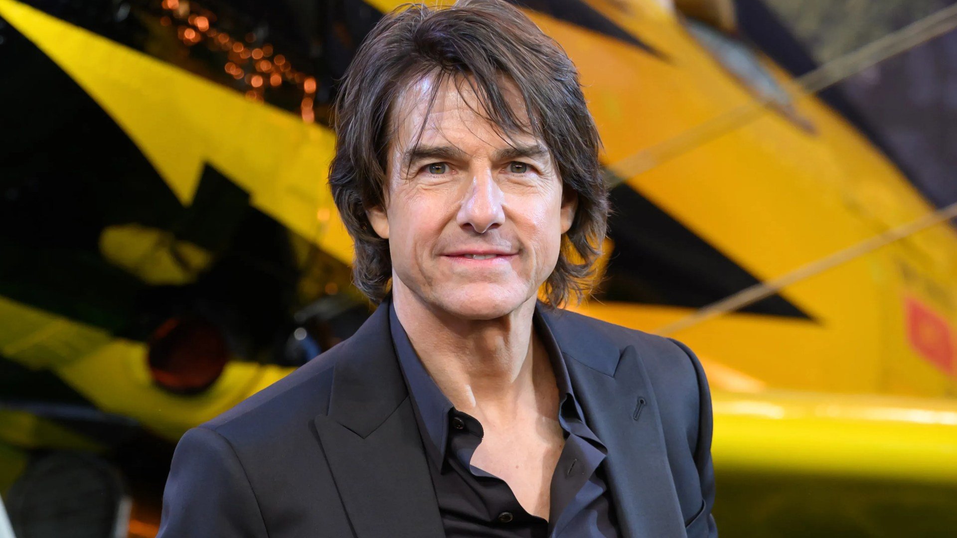 Iată o variantă reformulată a titlului: „Tom Cruise, în vârstă de 63 de ani, pune capăt relației cu Ana de Armas, 37, după ce a realizat că ‘magia’ dispăruse”. 

Sau, alternativ: „Legendara vedetă de film Tom Cruise se desparte de tânăra sa parteneră, Ana de Armas, la vârsta de 37 de ani, deoarece a conștientizat că ‘scânteia’ care îi unea dispăruse”. 

În această reformulare, am înlocuit cuvântul „SPLITS” cu expresia „pune capăt relației” sau „se desparte” pentru a oferi o altă perspectivă asupra aceluiași eveniment. De asemenea, am utilizat sinonime pentru a oferi o formulare mai diversă și interesantă.