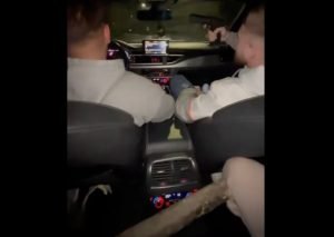 Trei adolescenți s-au filmat într-un autoturism, dintre care unul afișează o armă de foc, iar clipurile video au devenit virale online, determinând autoritățile să deschidă anchete și să efectueze percheziții în județul Maramureș