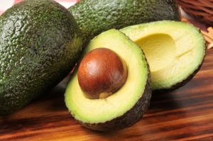 Cât de mult avocado putem consuma zilnic, potrivit medicului: „Nu trebuie să exagerăm, chiar dacă este un aliment sănătos, deoarece are un aport caloric ridicat”