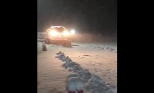 Imagini cu ninsori abundente pe DN 7A, în zona Obârșia Lotrului / Sfaturi de la echipele de întreținere a drumurilor