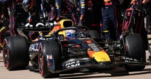 Verstappen conduce, Norris pe locul trei, Sainz accidentat