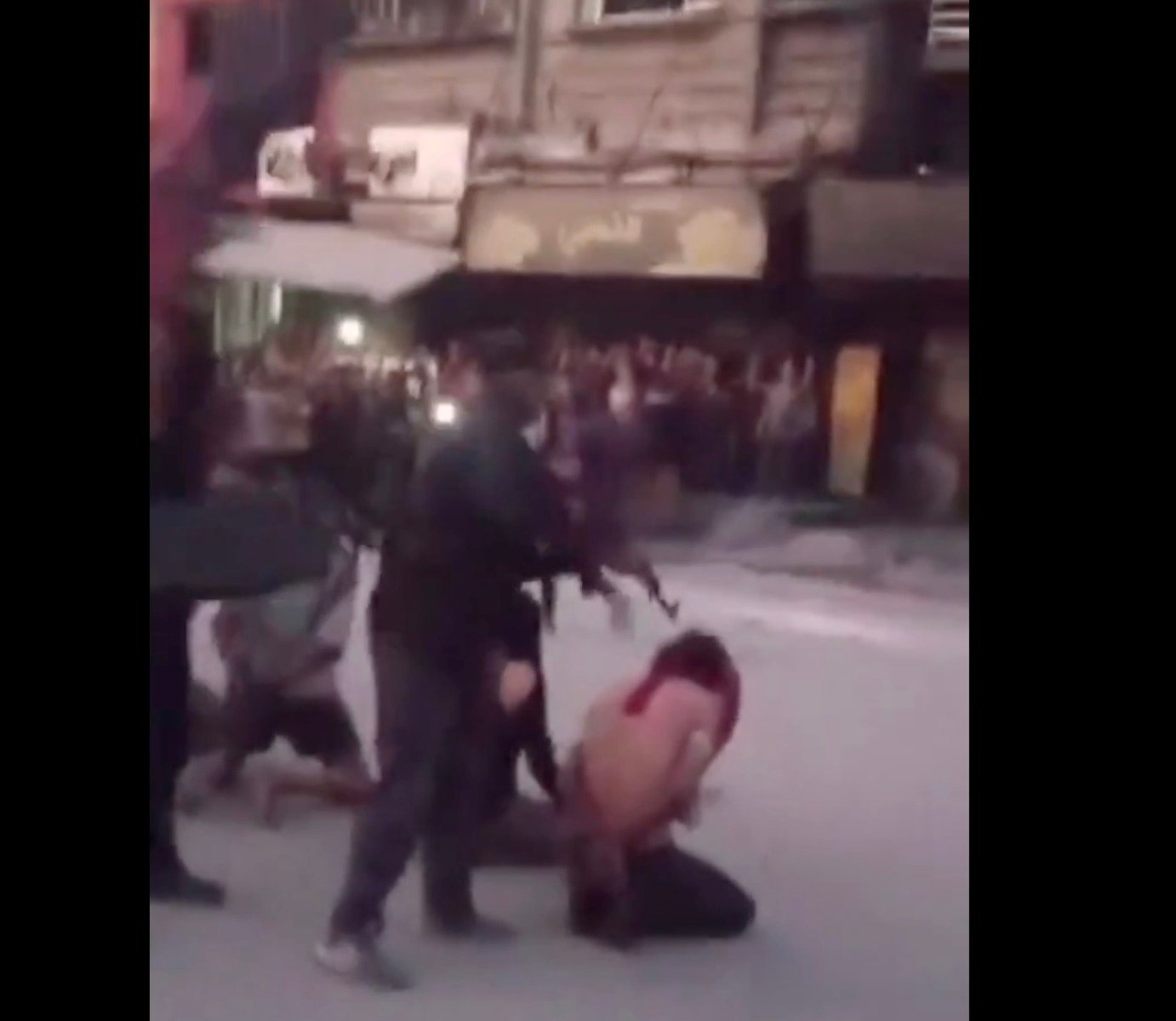 [ad_1] Televiziunea Al-Aqsa, afiliată grupului Hamas, a difuzat un videoclip care arată ceea ce susține că este o execuție în aer liber, într-un oraș din Gaza, a opt bărbați acuzați că ar fi fost colaboratori ai Israelului