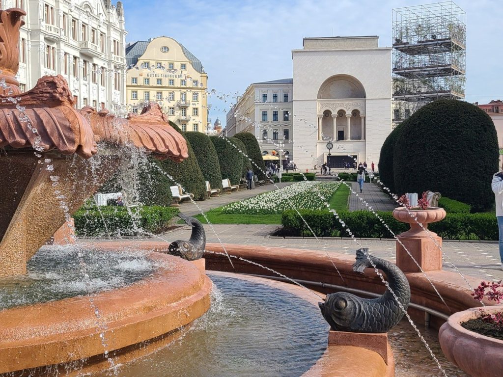 fantana-cu-pesti-Timisoara.jpg