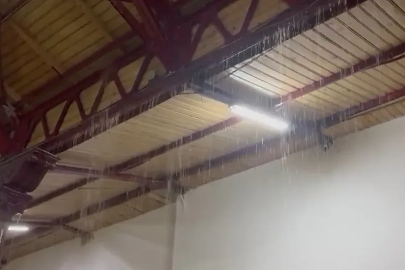 [ad_1] Podeaua Gării de Nord din București a fost inundată vineri seară, după ce furtuna a adus ploaie torențială prin plafon