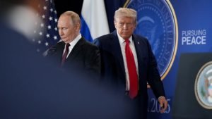 Iată o reformulare a titlului: “Va atrage apelul lui Putin administrația lui Trump mai aproape de Kremlin?”

Sau, într-o variantă ceva mai diferită: “Se va apropia Trump de Rusia ca urmare a chemării lui Putin?”