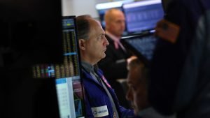 Trump redeschide războiul comercial, Dow scade cu 900 puncte