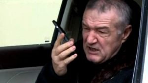 Gigi Becali își pierde răbdarea și îi transmite un avertisment direct lui Dennis Politic: “Îl ofer cadou dacă nu se evidențiază!”