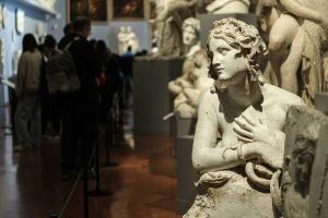 Laserele pentru tratamentul pielii contribuie acum la restaurarea artei clasice franceze