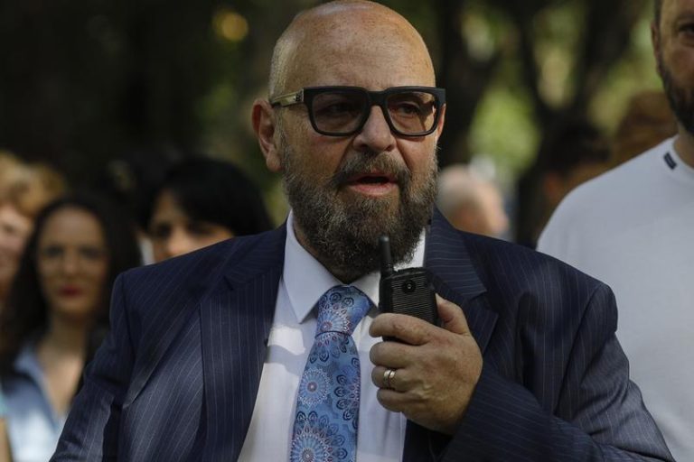 Fostul șef al Poliției Locale a fost deferit justiției de către Direcția Națională Anticorupție. Acesta este acuzat că a avertizat asupra unei inspecții a Autorității Naționale pentru Protecția Consumatorilor la un hotel din Sinaia, care este deținut de familia Rușanu.