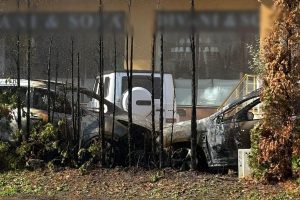 Incendiu puternic în Pipera: două mașini și o țeavă de gaze au luat foc