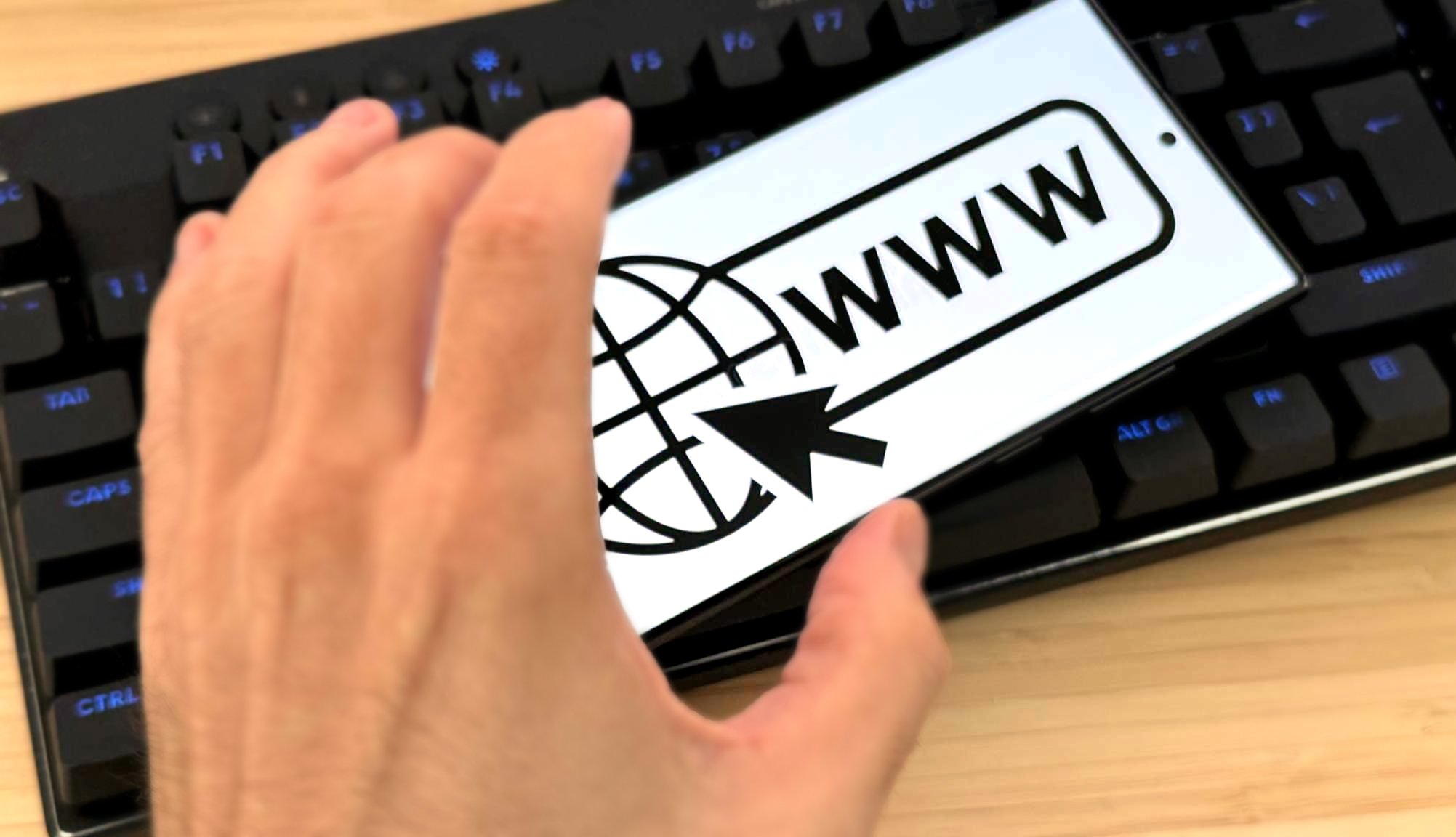 [ad_1] Tim Berners-Lee, creatorul World Wide Web, avertizează despre deteriorarea conceptului de „web liber” în contextul evoluției rapide a tehnologiei și a dominației platformelor mari