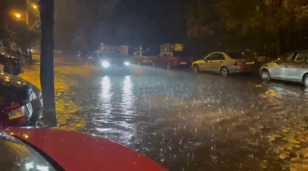 [ad_1] Traficul tramvaielor și troleibuzelor în București, afectat de ploi torențiale STB informează că, în data de 3 octombrie 2025, ploaia intensă a cauzat acumulări de apă în mai multe zone ale Capitalei, afectând circulația tramvaielor și troleibuzelor