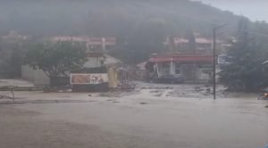 Cel puțin trei decedați în Bulgaria, într-o stațiune la Marea Neagră, inclusiv doi salvatori, iar mii de locuințe au fost evacuate din cauza inundațiilor