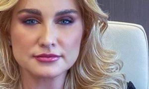 Nepoata fostului șef SRI, trimisă în judecată pentru luare de mită