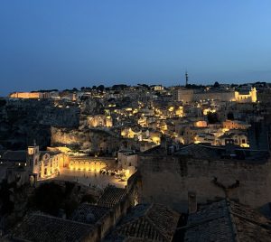 Un cetățean român a furat electricitate în Italia timp de nouă ani și trebuie să plătească peste 26.000 de euro. Angajații companiei de energie au alertat autoritățile, iar bărbatul a fost prins și arestat.