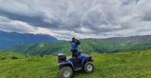 Familie cu cinci copii și bunica pierdută pe un drum de pădure din Buzău, după ce au urmat indicațiile navigației, au fost salvați de jandarmi