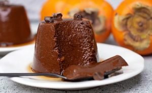 Cremă de cacao cu două ingrediente, inclusiv un fruct exotic, rapid de preparat, fără zahăr sau coacere, ideală pentru diete și plină de savoare