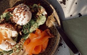 Top cinci nutrienți esențiali pentru femei: recomandările specialiștilor privind consumul de somon, legume verzi, portocale, nuci și cereale