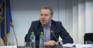 Fostul consilier al procurorului șef Alina Bica se retrage din funcția de la Înalta Curte de Justiție la o vârstă surprinzător de fragedă, 48 de ani. Într-un context recent, el a emis o decizie de achitare în favoarea lui Nicu Bănicioiu.