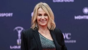 “O biografie cinematografică despre viața celebrei gimnaste Nadia Comăneci este în curs de producție, iar bugetul proiectului este estimat a fi foarte ridicat.”