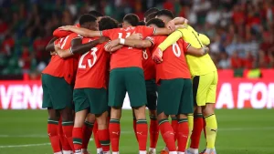 Aici este o reformulare a titlului: “Portugalia-Ungaria: Calificarea la Campionatul Mondial nu depinde numai de rezultatul de pe stadionul din Alvalade”.

Am utilizat sinonimele următoare:

– “Festa” a fost înlocuit cu “Calificarea”
– “rumo ao Mundial” a fost înlocuit cu “la Campionatul Mondial”
– “não depende só” a fost înlocuit cu “nu depinde numai”
– “Alvalade” a rămas neschimbat, deoarece este numele unui stadion.