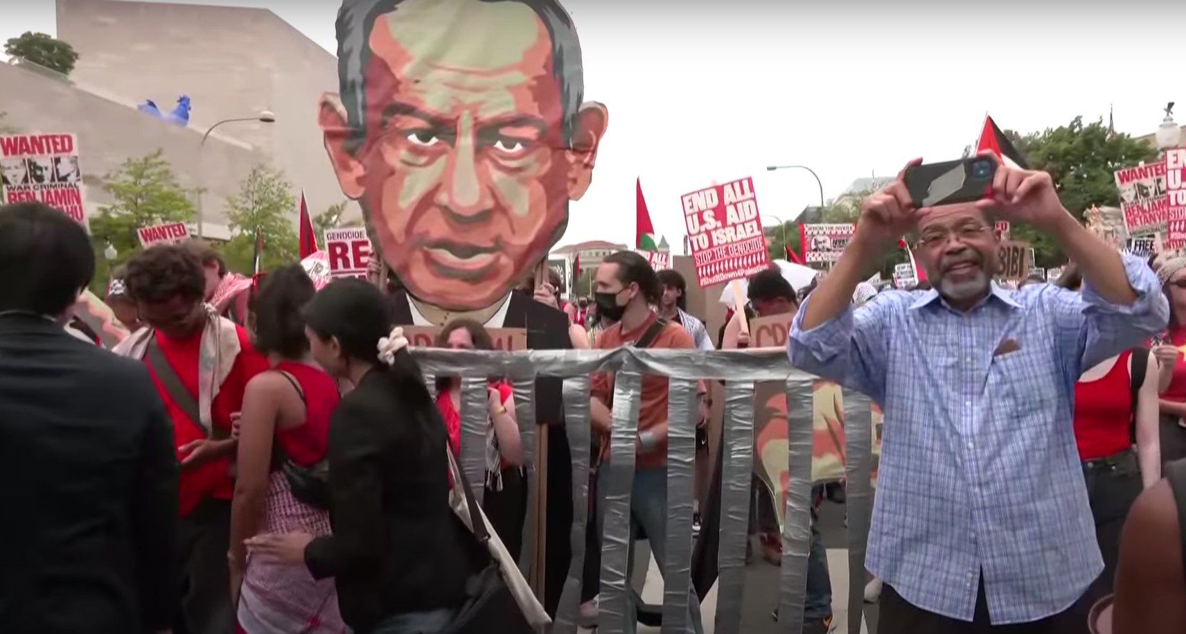 [ad_1] Prim-ministrul israelian Benjamin Netanyahu a anunțat sâmbătă seară că va candida pentru un nou mandat la următoarele alegeri, conform unei agenții de știri